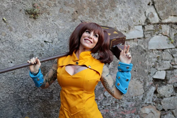 Lucca, Toskana, İtalya - 29 Ekim 2022: Diane gibi giyinmiş Cosplayer kızı, Lucca Comics and Games 2022 Cosplay etkinliğindeki Yedi Ölümcül Günah adlı manga dizisindeki karakter.