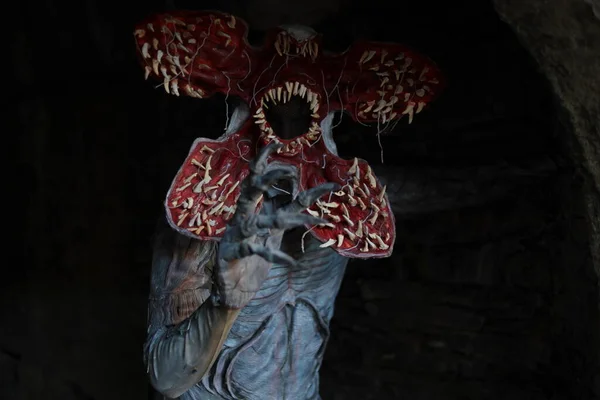 Lucca, Toskana, İtalya - 29 Ekim 2022: Demogorgon gibi giyinmiş Cosplayer, Lucca Comics and Games 2022 'deki Stranger Things dizisindeki canavar karakter.