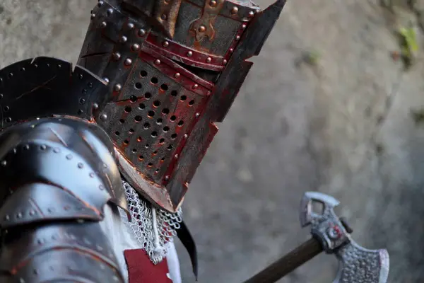 Lucca, Toskana, İtalya - 30 Ekim 2022: Tapınak Şövalyesi gibi giyinmiş Cosplayer, Lucca Comics and Games 2022 Kosplay yarışmasında ortaçağ savaşçısı.
