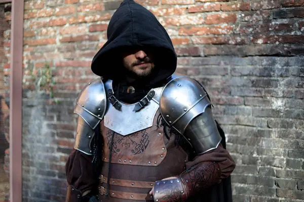 Lucca, Toskana, İtalya - 30 Ekim 2022: Lucca Comics and Games 2022 Cosplay etkinliğinde Ortaçağ Savaşçısı gibi giyinmiş Cosplayer.