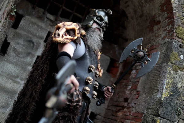 Lucca, Toskana, İtalya - 1 Kasım 2022: Lucca Comics and Games 2022 'de Viking Savaşçısı gibi giyinen Cosplayer.
