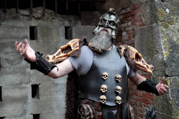 Lucca, Toskana, İtalya - 1 Kasım 2022: Lucca Comics and Games 2022 'de Viking Savaşçısı gibi giyinen Cosplayer.