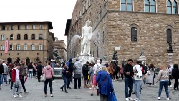フィレンツェ トスカーナ イタリア 2023年5月1日 観光客の群衆とフィレンツェの市内中心部にあるピアッツェッツォの泉 — ストック動画