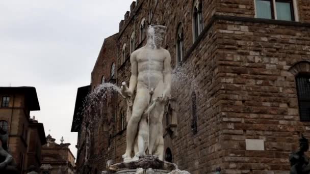 フィレンツェ市の中心部にある広場デッラ シノリアのネプチューンの噴水 — ストック動画