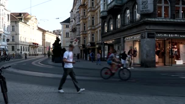 奥地利因斯布鲁克 2023年8月22日 从因斯布鲁克市中心的阿尔茨塔特广场看到的道路交叉口 — 图库视频影像