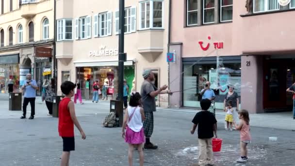 Innsbruck Austria August 2023 Street Artist Soap Bubbles Altstadt Square — Stock Video