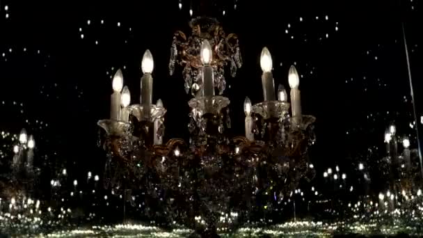 奥地利瓦迪斯 2023年8月23日 格里夫吊灯 水晶吊灯放置在斯沃罗夫斯基水晶世界博物馆的镜面空间 — 图库视频影像