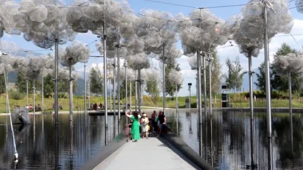 Wattens Österreich August 2023 Der Wunderschöne See Mit Kristallwolken Garten — Stockvideo