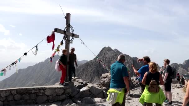 Innsbruck Austria August 2023 Tourists Take Photos Front Cross Top — Stock Video