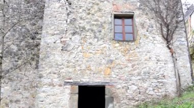 Lucchio, Lucca, İtalya 'nın hayalet kasabasında terk edilmiş bir eve yürüyen bir POV..