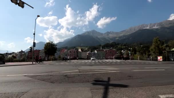 インスブルック オーストリア 2023 インスブルック市内中心部を横断するインブリッジ道路のタイムラプス — ストック動画