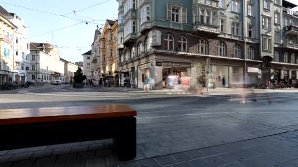 インスブルック オーストリア 2023年8月22日 インスブルック市中心部のアルトシュタット広場から見た道路交差点のタイムラプス — ストック動画