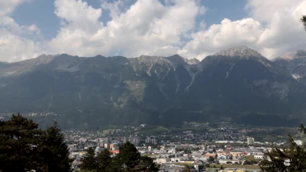インスブルック オーストリア 2023年8月23日 アンブラス城から見たインスブルック市のタイムラプス シュロスアンブラス インスブルック — ストック動画