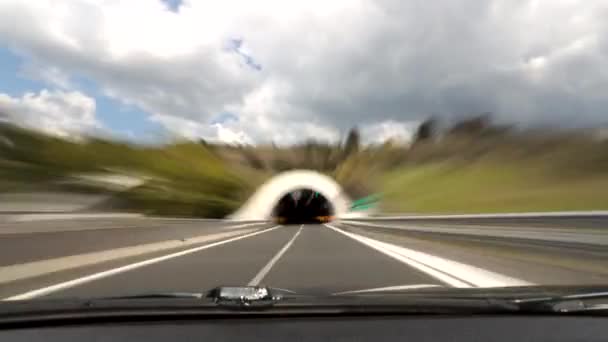 高速運転のタイムラプス 高速道路を走行する車 車のフロントガラスから高速道路への眺め ハイパーラプスロードトラベル トラベルコンセプト — ストック動画