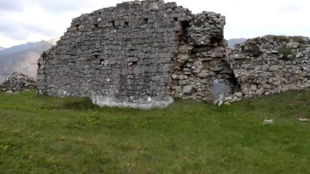 Περπατούσα Στο Φρούριο Του Λούκιο Αρχαίος Μεσαιωνικός Προμαχώνας Πάνω Από — Αρχείο Βίντεο