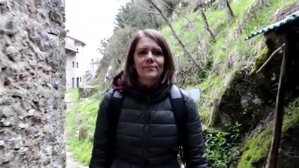 女の子は 古い放棄された村の家の中を歩いています ルッキオ ルッカ イタリアのゴーストタウン — ストック動画