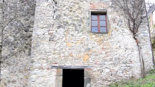 Spaziergänger Betreten Ein Verlassenes Haus Der Geisterstadt Lucchio Lucca Italien — Stockvideo