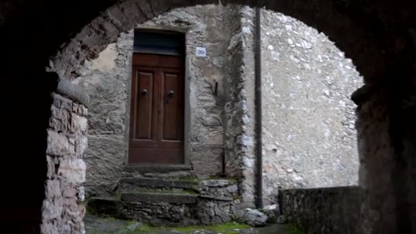 ルッキオ ルッカ イタリア 2023年4月9日 ルッキオ ルッカ イタリアのゴーストタウンでPovを散策 — ストック動画