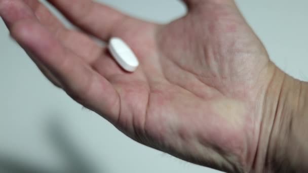 健康のために白い錠剤を握っている男性の手 彼の錠剤を取る男 閉じる — ストック動画