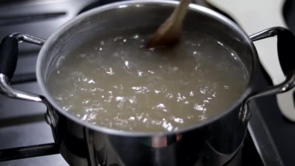 Retourner Les Pâtes Dans Pot Avec Louche — Video