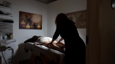 Livorno, İtalya - 25 Şubat 2023: Güzellik uzmanı kadın bacaklarına masaj yapıyor. Güzellik salonu tedavisi. Dolly vurdu..