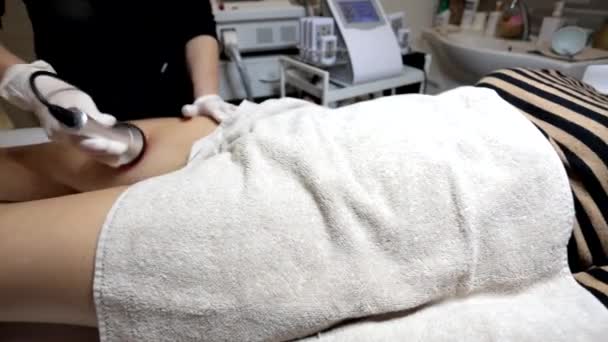 Beautician Εκτελεί Εφαρμογή Ραδιοσυχνότητας Στα Γυναικεία Πόδια Θεραπεία Ινστιτούτο Ομορφιάς — Αρχείο Βίντεο