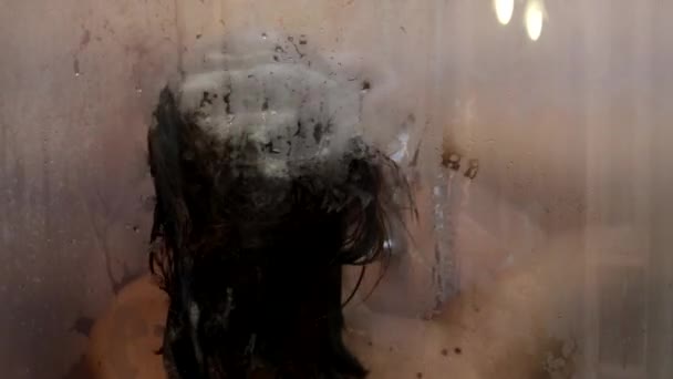 Dziewczyna Pod Gorącym Prysznicem — Wideo stockowe