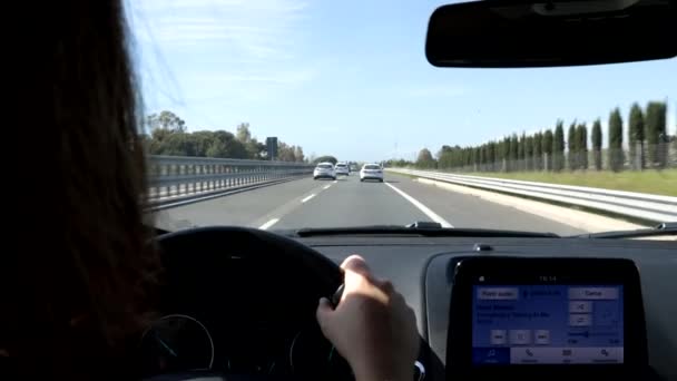 ロジニャーノ リボルノ トスカーナ イタリア 2023 高速道路で車を運転する女性 — ストック動画