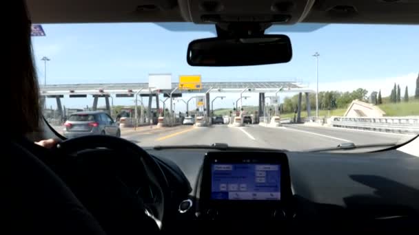 2023年4月24日 意大利托斯卡纳 利沃诺 罗塞纳诺 驾驶汽车的妇女从收费站进入高速公路 — 图库视频影像