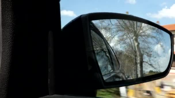 Auto Auf Der Straße Mit Bäumen Unterwegs Seitenspiegel Eingeschlagen — Stockvideo