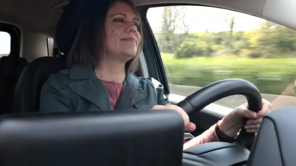 Araba Kullanırken Gülümseyen Bir Kadın — Stok video