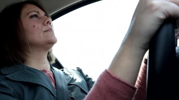 Bir Kadın Araba Sürerken Direksiyonu Tutar — Stok video