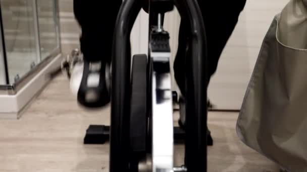 Güzellik Merkezinde Egzersiz Bisikletinde Pedal Çeviren Bir Kız — Stok video