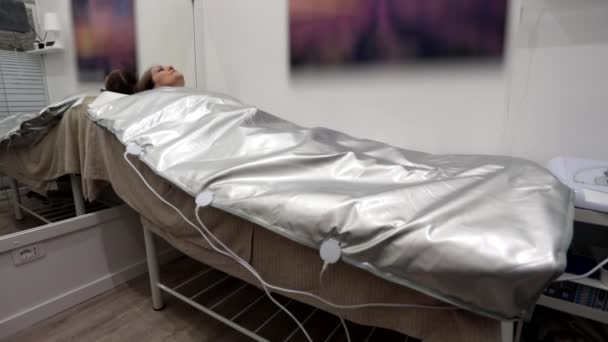 Fille Couchée Sur Canapé Intérieur Une Couverture Thermique Traitement Thermique — Video