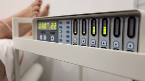 Máquina Eletroestimulação Menina Deitada Cama Recebendo Terapia Eletroestimulação Salão Beleza — Vídeo de Stock