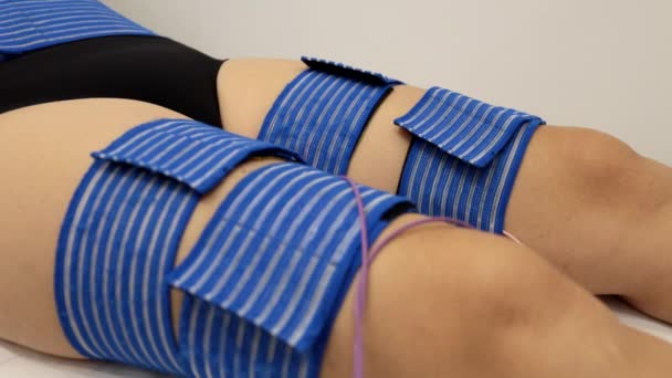 美容院で電気刺激療法を受けるベッドに横たわる少女 — ストック動画