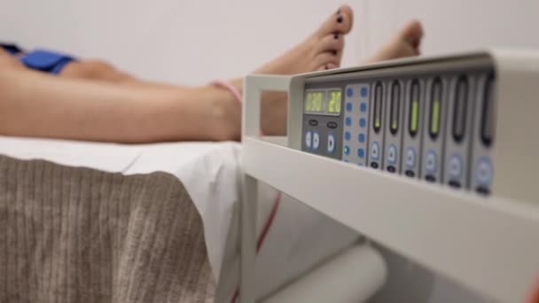Yatakta Yatan Kız Güzellik Salonunda Elektrostimülasyon Tedavisi Görüyor — Stok video