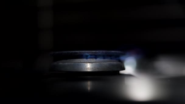 Encendiendo Quemador Gas Primer Plano Las Llamas Azules Oscuridad — Vídeo de stock