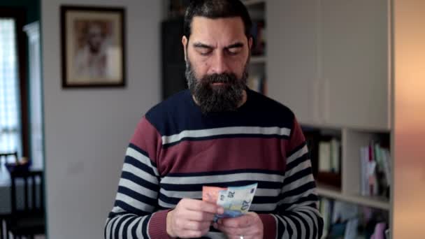 Γενειοφόρος Άνδρας Που Μετρά Τραπεζογραμμάτια Ευρώ Αρνητική Έκφραση Στο Σπίτι — Αρχείο Βίντεο