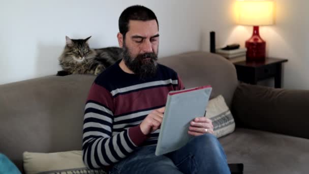 Hombre Usando Touchpad Sentado Sofá Casa — Vídeos de Stock