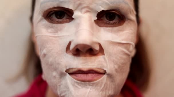 彼女の顔に適用される美容マスクを持つ若い女性 — ストック動画