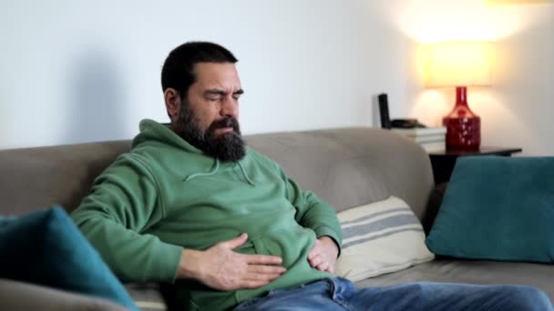 Hombre Barbudo Haciendo Muecas Dolor Sufriendo Dolor Estómago Sentado Sofá — Vídeo de stock