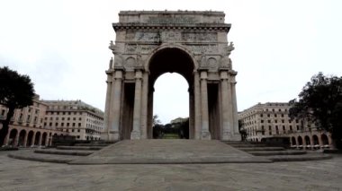 Cenova, İtalya - 1 Nisan 2024: Ceneviz Savaşı sırasında Ceneviz 'e adanmış Timelapse Arc de Triomphe Ceneviz' deki Piazza della Vittoria 'da yer almaktadır..