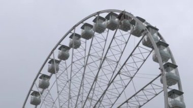 İtalya 'nın Cenova limanında dönme dolap.