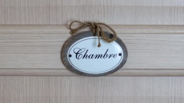 Kapıya bağlı olan Chambre (yatak odası) yazısını Dolly vurdu.