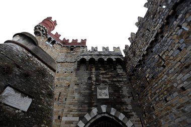 Castello D 'Albertis Dünya Kültür Müzesi' nin girişi. İtalya 'nın Ceneviz şehrinin neo-gotik kalesinde önemli bir müze..