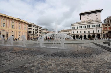 Cenova, İtalya - 1 Nisan 2024: Cenova şehir merkezinde Piazza De Ferrari.