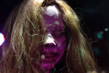 Cenova, İtalya - 31 Mart 2024: Ceneviz 'deki FantaCinema Müzesi' nde sergilenen The Exorcist filminde Linda Blair 'in canlandırdığı Regan MacNeil' in bir kopyası..