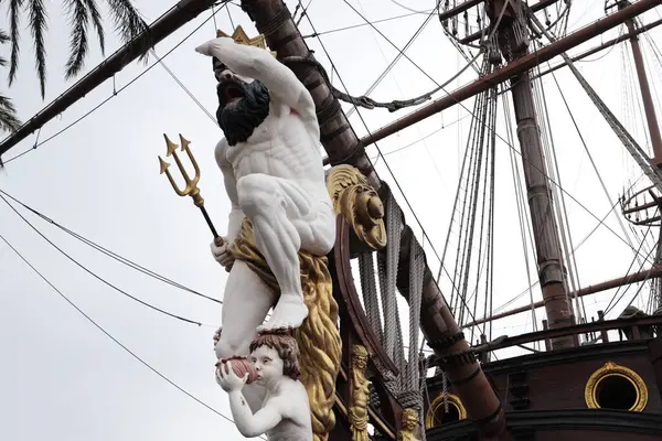 Neptun gemisinin yay ayrıntıları, 17. yüzyıl sonlarındaki bir İspanyol gemisinden yaratıcı bir şekilde esinlenilmiştir..