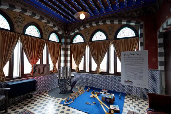 Cenova, İtalya - 1 Nisan 2024: Castello D 'Albertis Dünya Kültür Müzesi Ceneviz, İtalya